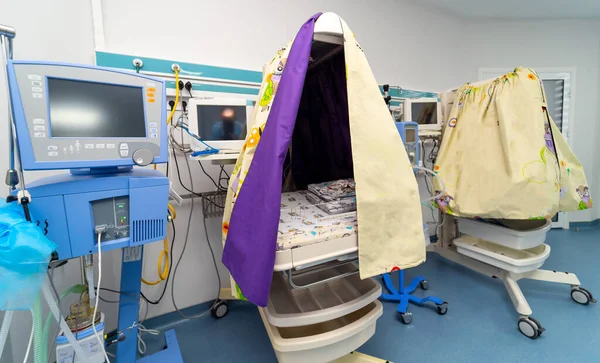 Acil tıbbi bebek koğuşu. Hastane sağlık servisi boş acil servis.
