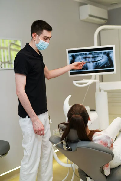 Patient Bei Einer Zahnuntersuchung Mit Monitor Professioneller Zahnmediziner Arbeitet Mit — Stockfoto