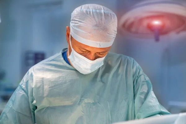 Orvosi Műtéteket Végző Szakember Modern Műtőben Védőmaszkot Viselő Férfi Figyelmesen — Stock Fotó