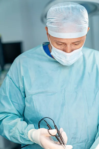 Självsäker Kirurg Med Skyddsmask Som Håller Pincett Och Känner Sig — Stockfoto