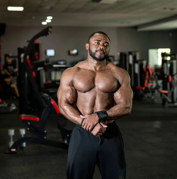 Foto Vertical Del Hombre Fuerte Con Cuerpo Musculoso Posando Moderno — Foto de Stock