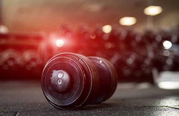 Sportgeräte Der Sporthalle Hanteln Auf Dem Boden Nahaufnahme Eines Fitnessgeräts — Stockfoto