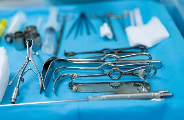 Instrumentos Quirúrgicos Ubicados Una Mesa Azul Equipos Médicos Para Cirugía — Foto de Stock