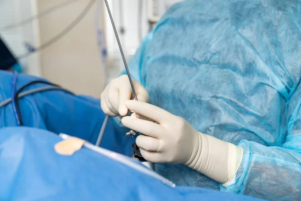 자신있는 의사는 보호용 장갑을 수술중에 느낌을 갖는다 의학적 — 스톡 사진