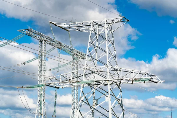 Pilones Electricidad Líneas Eléctricas Alto Voltaje Fondo Azul Nublado Del —  Fotos de Stock