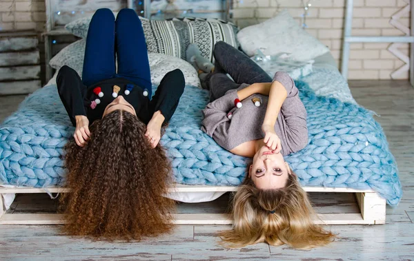 Twee Schattige Vriendinnen Kersttruien Jeans Een Warme Wrap Door Hoofd — Stockfoto