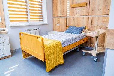 Modern hastanede anne ve yeni doğan bebek için yatak. Klinikte güncel iç mekan. Klinik odasında açık renkli. Yakın çekim.