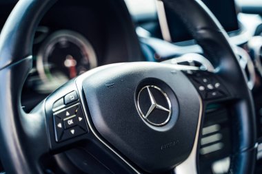 Birinci sınıf araba iç mekanı. Mercedes 'in direksiyonu lüks bir arabada. Yakın çekim.