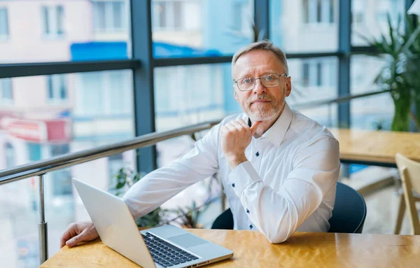 Mature Businessman Sitting Table Laptop Sitting Window Office Panoramic City — Stock Photo, Image