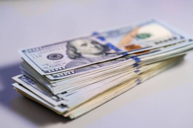 Masada yatan Amerikan nakitinin makro görüntüsü. Yüz dolarlık banknotlar. Para konsepti. Seçici odak