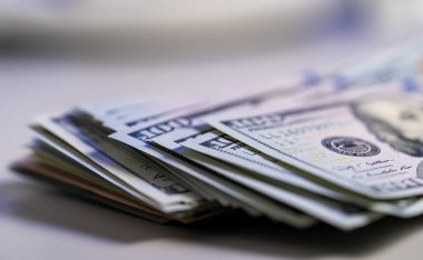 100 Amerikan Doları 'nın arka planı. Amerikan banknotları yığını. Bir yığın Amerikan para geçmişi. Yüz dolarlık banknotlar