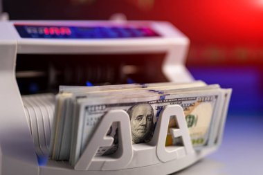 Finans şirketinin parası sayılıyor. Bankadaki para sayma makinesinin görüntüsü. Para kavramı