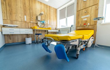 Modern klinik steril iç mekan. Boş ışık acil servisi.