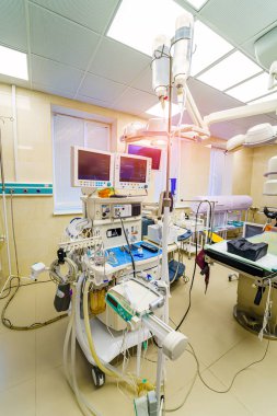 Yeni ekipmanlarla modern hastane ameliyathanesi. Ameliyat acil servisi..