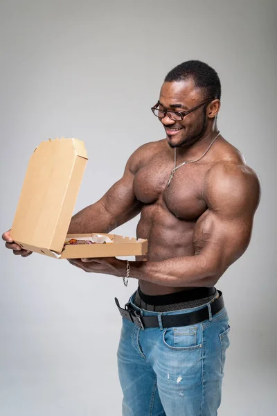 Silny Atrakcyjny Mężczyzna Pizzą Afrykanin Jedzący Pyszną Pizzę — Zdjęcie stockowe