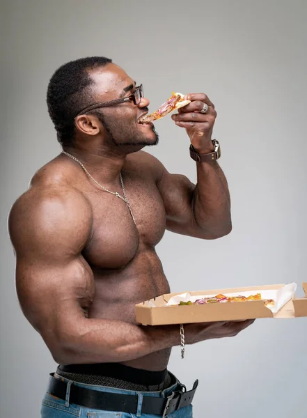 Uomo Forte Attraente Con Pizza Uomo Africano Mangiare Deliziosa Pizza — Foto Stock