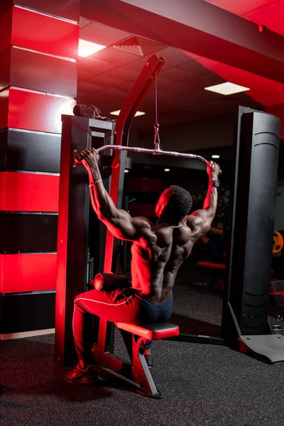 Schöner Sportlicher Bodybuilder Der Mit Mächtigen Armen Arbeitet Muskulöser Starker — Stockfoto