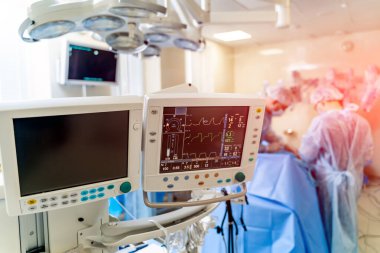 Yoğun bakım ünitesindeki monitörler. Hastanedeki ameliyat sırasında ekrandaki bir hastanın kalp atışları. Sağlık hizmetleri kavramı