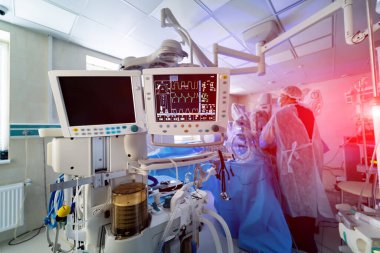 Ekranda bir hastanın hayati belirtilerini gösteriyor. Yoğun bakım ünitesindeki sağlık monitörü normal bir hastanın hayati belirtilerini gösteriyor. Sağlık hizmeti kavramı