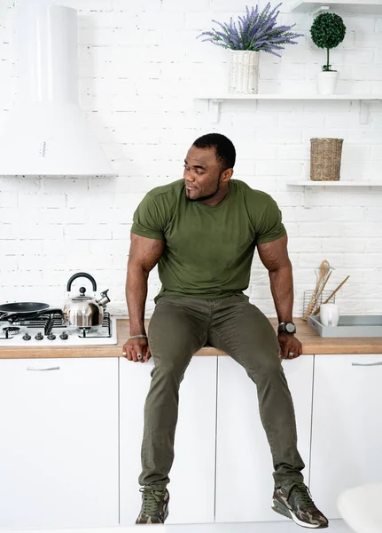 Bodybuilding Handsome Man Kitchen Strong Muscular Man Shirt Sitting Kitchen — Stock Photo, Image