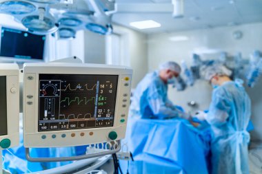 Profesyonel tıbbi bilgisayar teknolojileri. Hastane koğuşunda modern acil durum monitörleri.