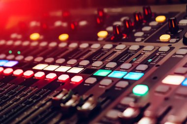 Müzik kontrol ekipmanları. DJ profesyonel ses denetimi.