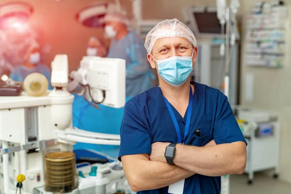 Cirujano Masculino Mirando Cámara Hospital Médico Cirugía Profesional Máscara — Foto de Stock
