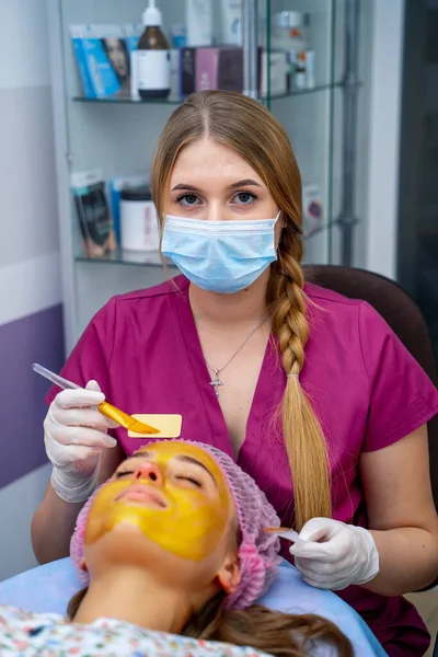 Salon Kosmetologische Eingriffstherapie Kosmetische Behandlung Der Haut Von Patienten — Stockfoto