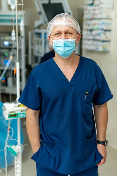 Επαγγελματίας Χειρουργός Μάσκα Άντρας Χειρουργός Κοιτάζοντας Κάμερα Στο Νοσοκομείο — Φωτογραφία Αρχείου