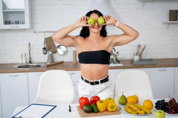 Žena Kuchyni Připravena Připravit Jídlo Zeleninou Ovocem Žena Drží Jablka — Stock fotografie