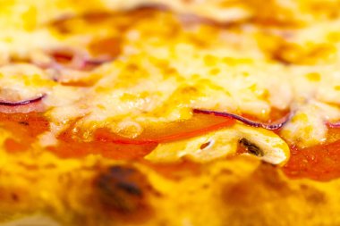 Lezzetli ızgara ve peynirli öğle yemeğini yakından izle. Pizzanın nefis kapanışı.