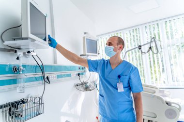 İç hastane tasarım konsepti. Modern klinikteki resüsitasyon odasının içinde. Testli ekran. COVID-19 ve koronavirüs teşhisi. Salgın. Yakın çekim.