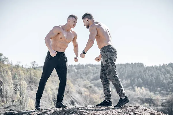 Brutal Starke Bodybuilder Trainieren Muskeln Miteinander Bodybuilding Und Outdoor Sportkonzept — Stockfoto