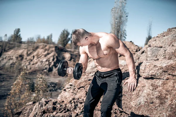 Fisiculturista Desportivo Com Corpo Atleta Mostrando Seus Músculos Forte Homem — Fotografia de Stock