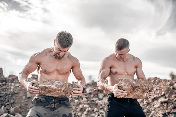 Couple Musclé Fort Hommes Avec Torse Travaillant Dur Plein Air — Photo