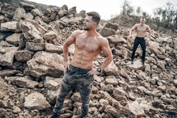 Strong Bodybuilders Training Outdoor Naked Torso Shirtless Men Good Shape — Stock Photo, Image