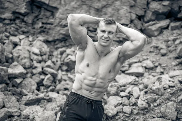 Athletisch Aussehender Bodybuilder Posiert Draußen Starker Muskulöser Mann Mit Nacktem — Stockfoto
