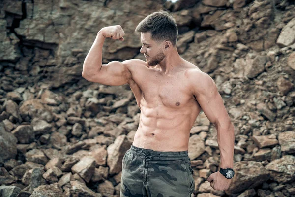 Erős Izmos Férfi Meztelen Felsőtesttel Bicepszekkel Atlétikai Jóképű Testépítő Pózol — Stock Fotó
