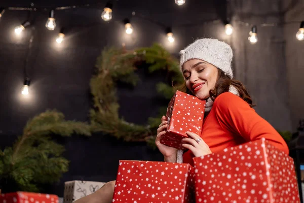 Щаслива Жінка Тримає Різдвяні Подарунки Складені Червоним Папером Прекрасна Леді — стокове фото