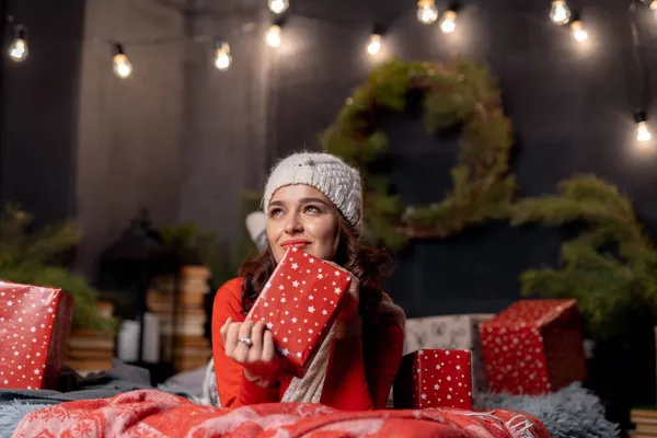 아름다운 종이에 크리스마스 선물에 둘러쌓인 바닥에 있습니다 여자가 얼굴에 선물을 — 스톡 사진