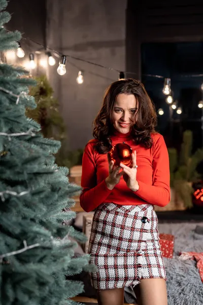 Усміхнена Красива Дівчина Червоному Светрі Міні Спідниця Тримає Різдвяний Руках — стокове фото