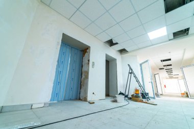 Yeni bina yapım aşamasında. Gündüzleri tamire gelen oda. Tam uzunluk görünümü