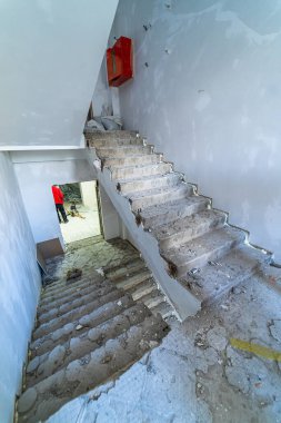 Tamir periyodunda merdivenleri izleyin. Evdeki bina. Tam boy. Stok fotoğrafı