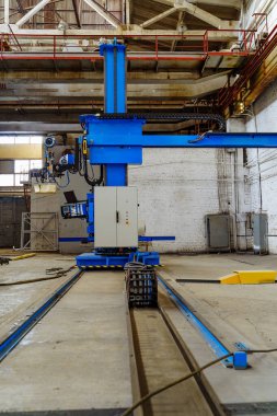 Metal fabrikasının büyük inşaatı. Sanayi deposunun içi..