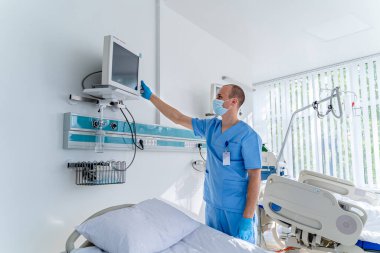 Modern hastane koğuşunda yakışıklı bir doktor. Acil serviste genç bir cerrah..
