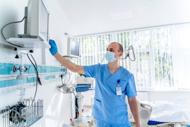 Acil serviste genç bir cerrah. Hastane modern koğuşunda yakışıklı bir doktor..