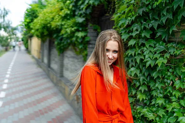 Foto Mujer Atractiva Con Vestido Rojo Sobre Fondo Borroso Árbol — Foto de Stock