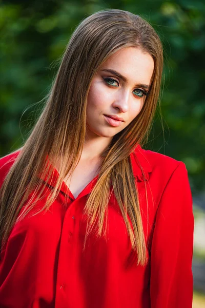 Retrato Mujer Hermosa Vestido Rojo Aire Libre Joven Rubia Mirando — Foto de Stock