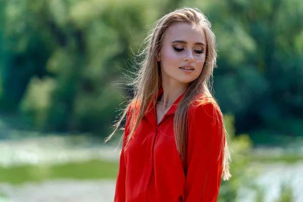 Retrato Moda Jovem Mulher Bonita Vestido Vermelho Posando Natureza Fundo — Fotografia de Stock
