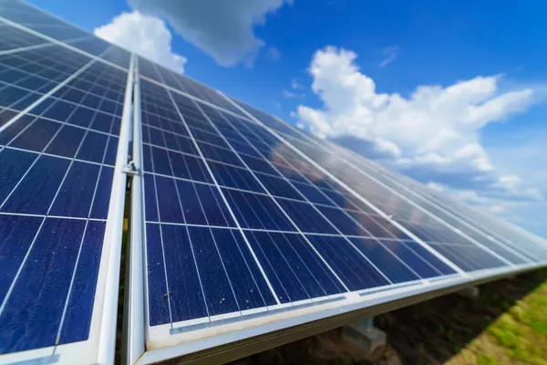 Сонячна Електростанція Зеленому Полі Сонячний День Відновлювана Зелена Енергія — стокове фото
